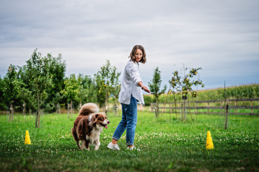 Hundetrainerin Karin mit ihrem Hund beim Beschäftigungskurs Longieren