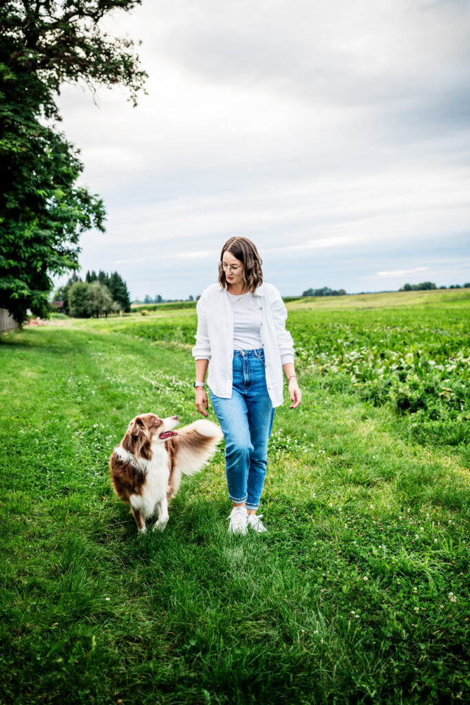 vertrauter Blick zwischen Hundetrainerin Karin und ihrem Hund, einem Australian Shepherd