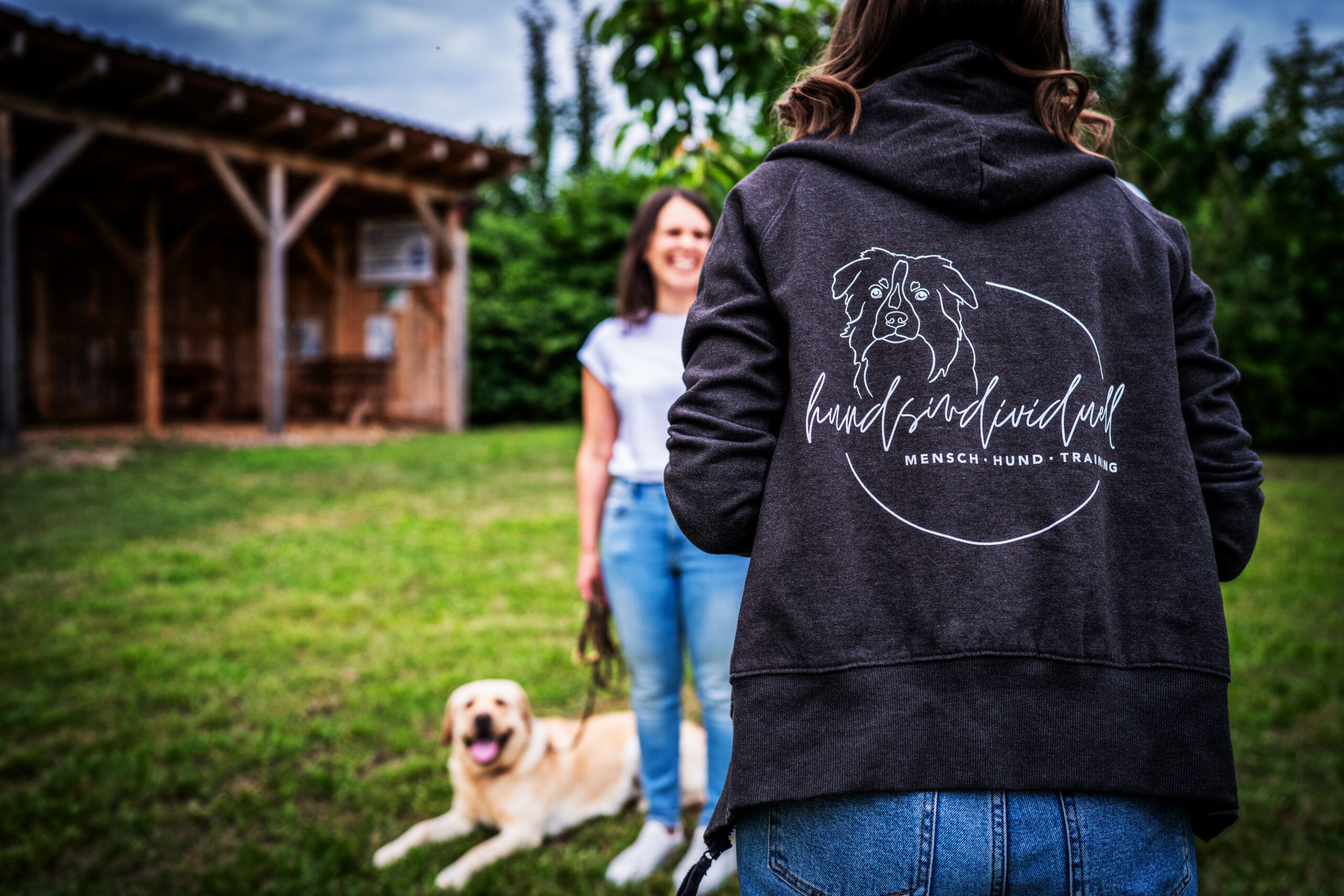 Hundetrainerin von hundsindividuell im Einzeltraining mit Kundin und Labrador auf dem Trainingsplatz in Loham bei Straubing