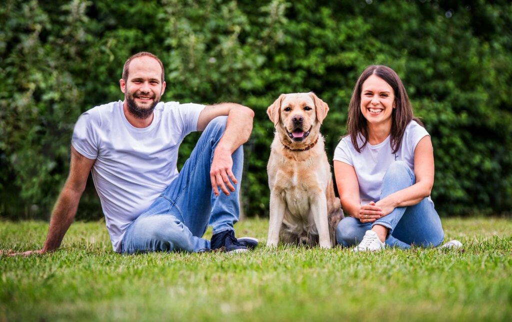 Kunden von hundsindividuell mit ihrem Labrador Bobby